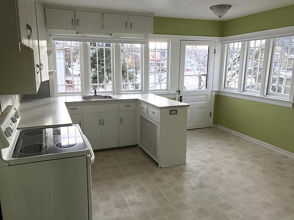 2nd image of 600 Crescent St NE #B