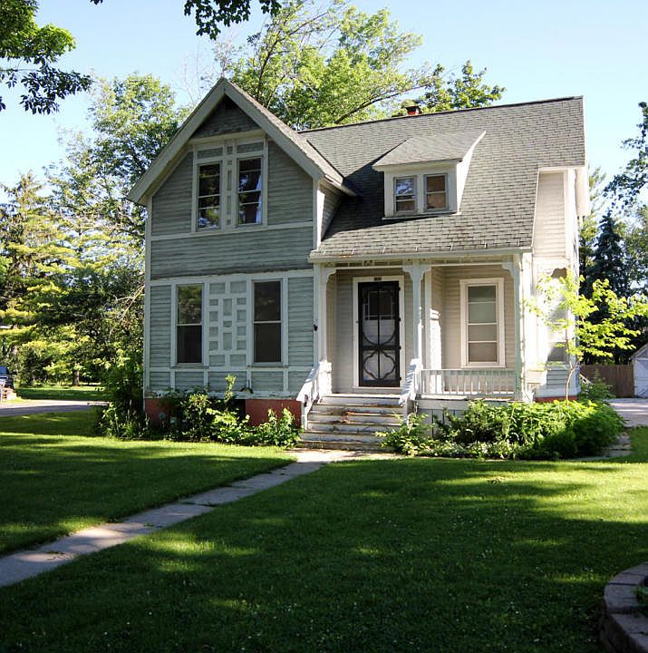 1st image of 102 Forest Ave
