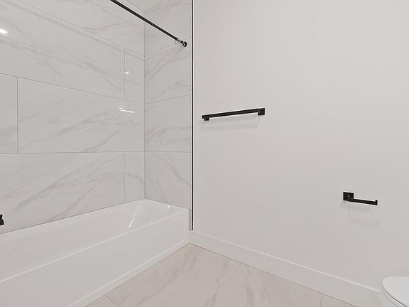 4th image of 550 Northfield Ave #102