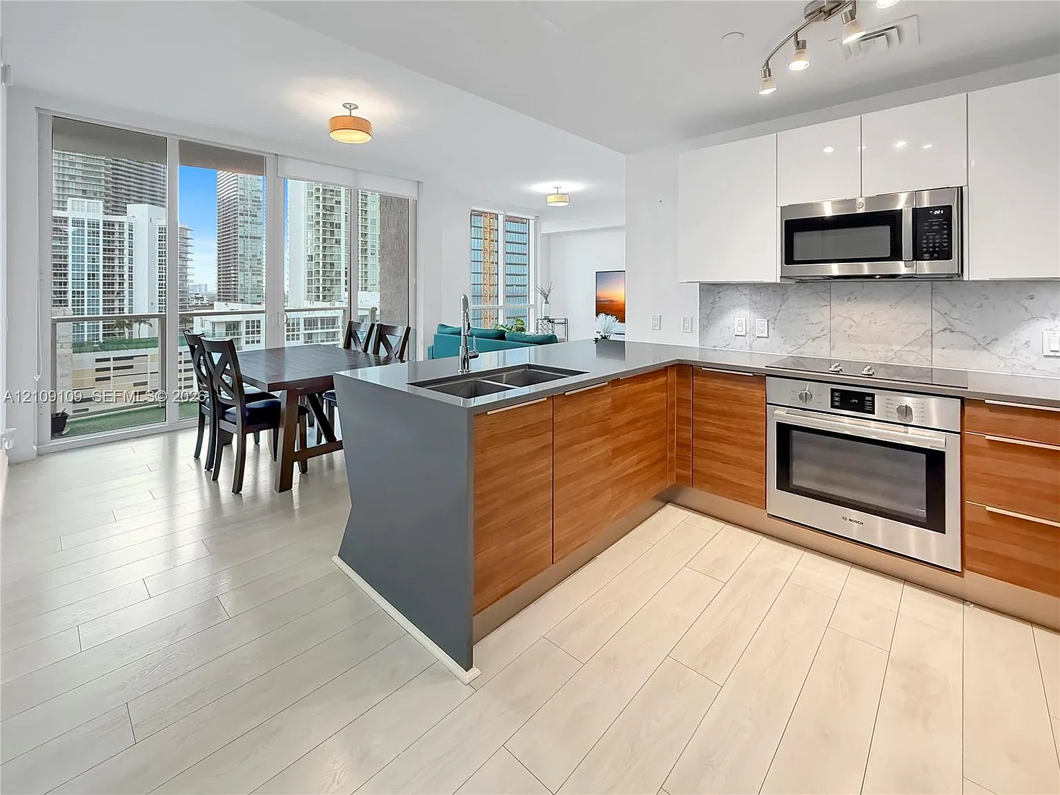 The Crimson Condo — Photo 2