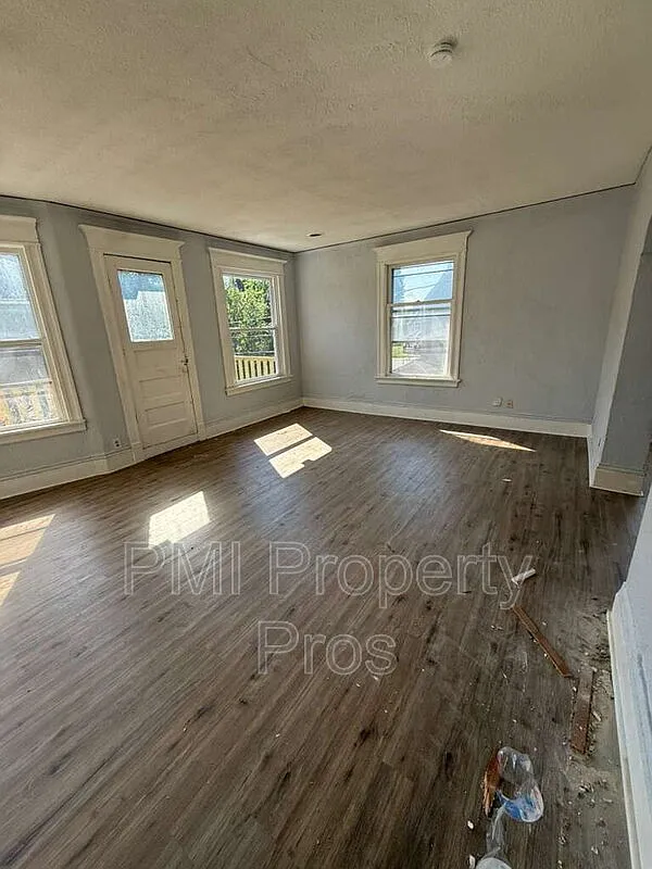 3 bed, 1.0 bath, $1,295 — Photo 1