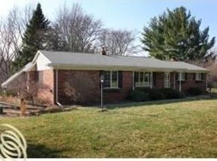 230 Whims Ct, Rochester, MI 48306
