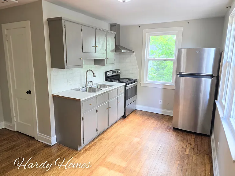 303 E 6th St #D — Photo 2