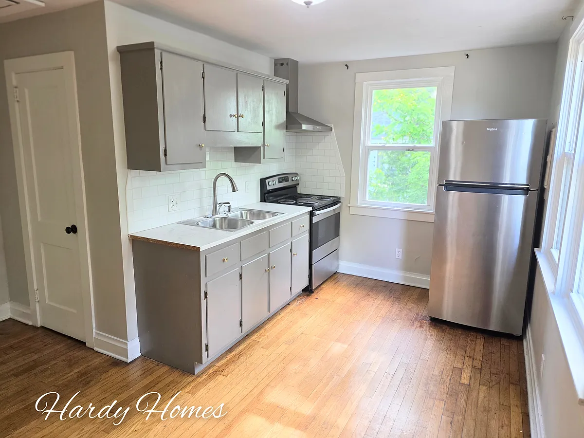 Building Photo - 303 E 6th St #D