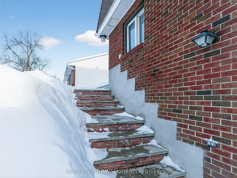 8 Oberon St — Photo 3