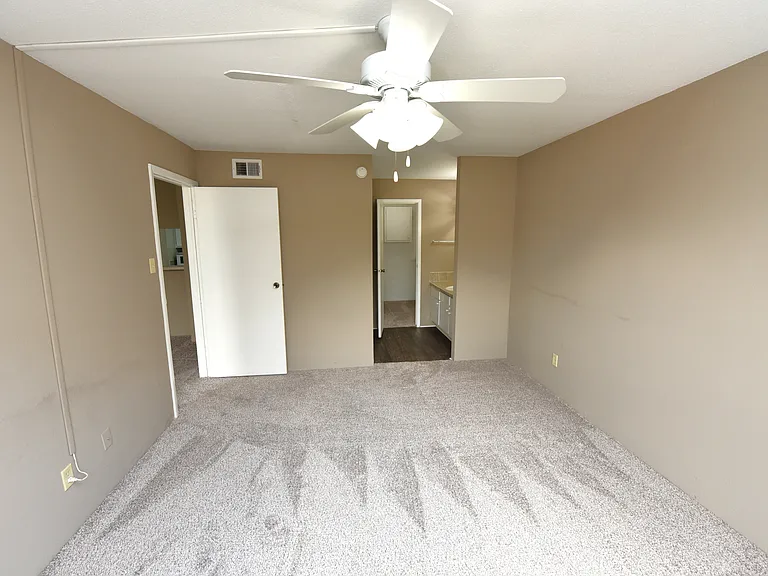Wilshire Park Apartments — Photo 21