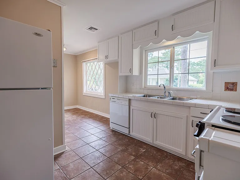 208 Pinecrest Ln — Photo 11