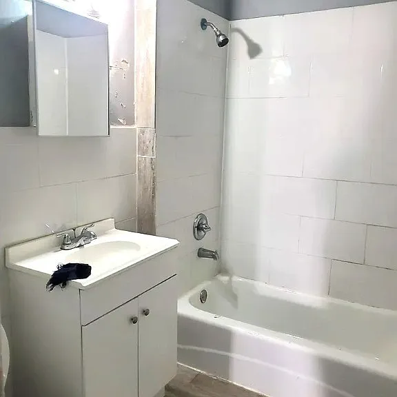 142-143 N Walnut St #11A — Photo 3