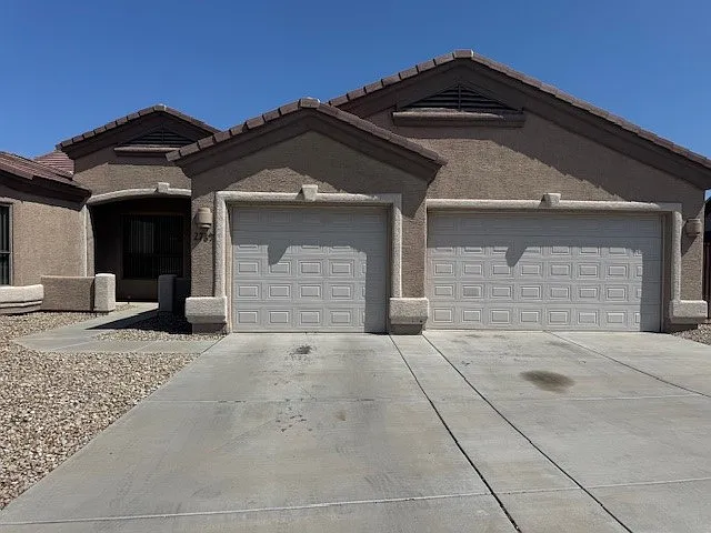 3 bed, 2011 sqft, $2,400 — Photo 2