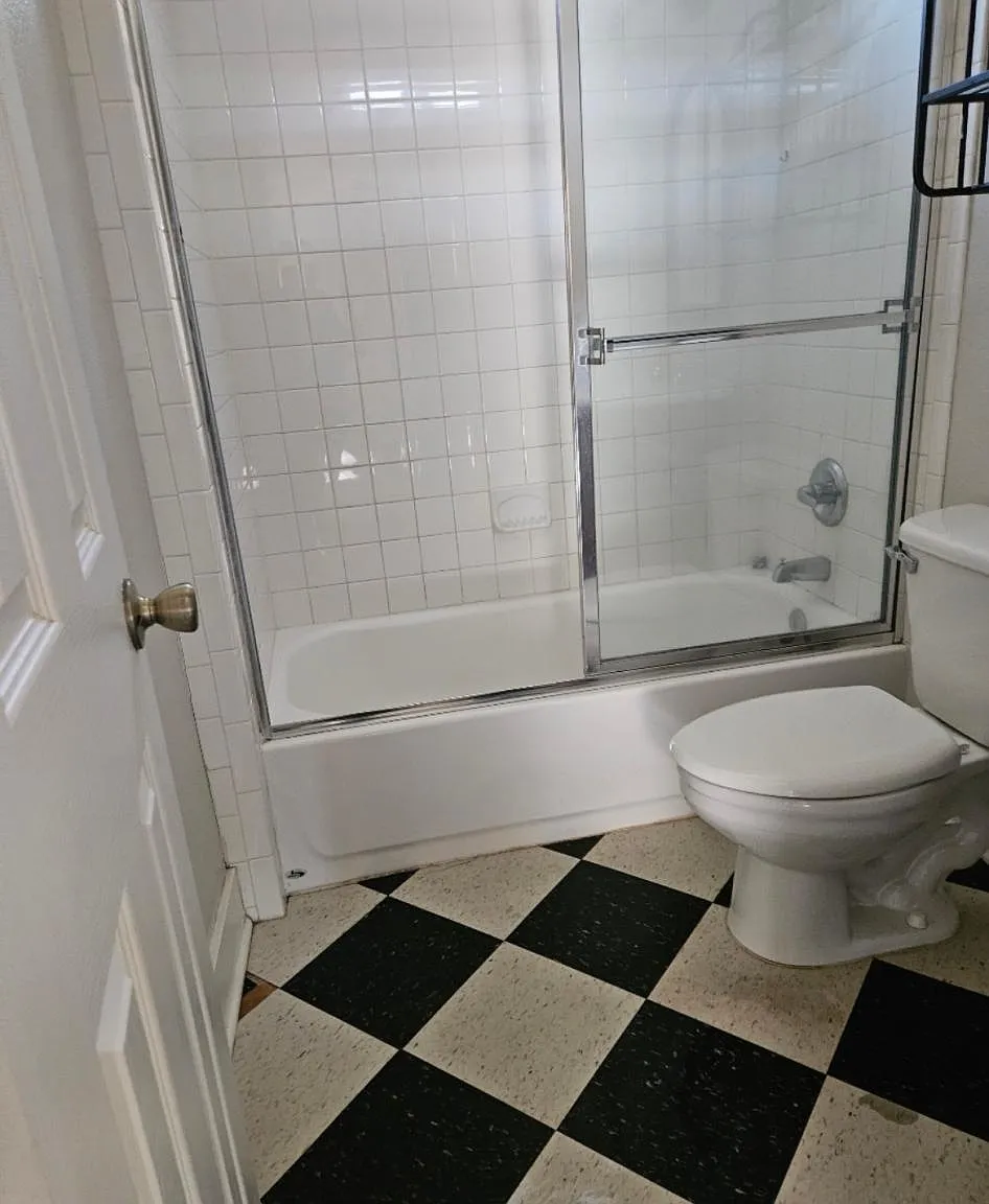 1423 N Locust St — Photo 2