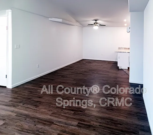 53 Royal Crest Dr — Photo 4