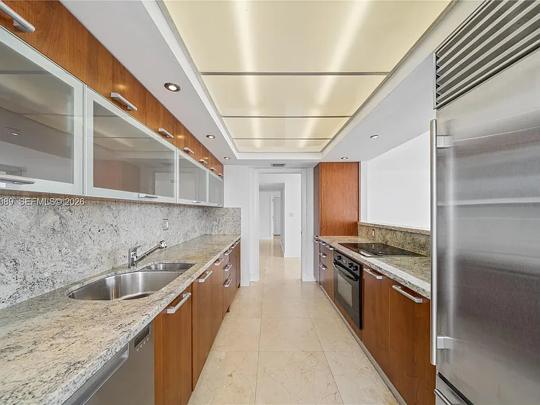 400 S Pointe Dr #409 — Photo 16