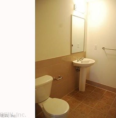 3rd image of 433 Saint Pauls Blvd