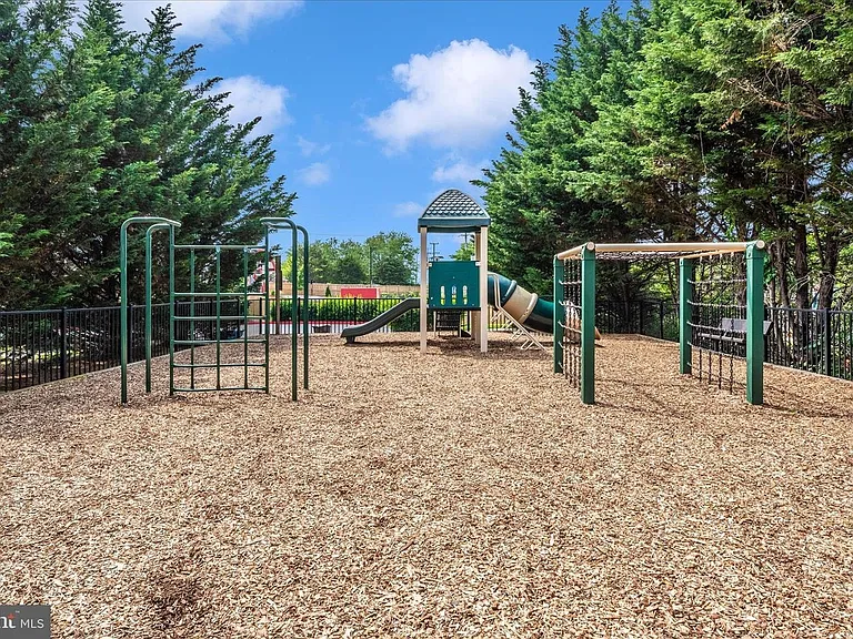 1918 Lennox Dr — Photo 8