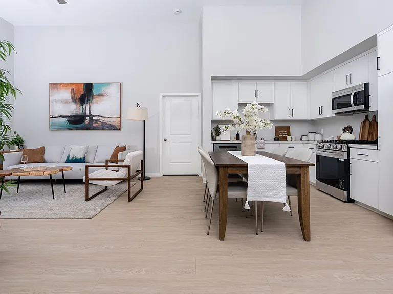 Downtown Ontario Luxury Apartments — Photo 40