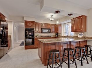 900 Springhaven Dr, Libertyville, IL 60048