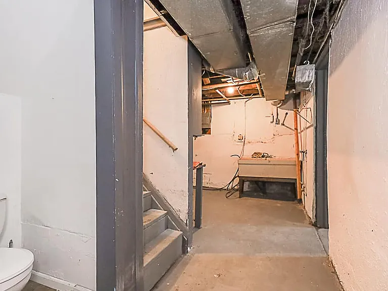 275 E York St — Photo 22