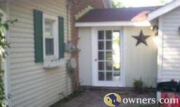 Insulated sunroom attahes garage to house(Kitchen) 