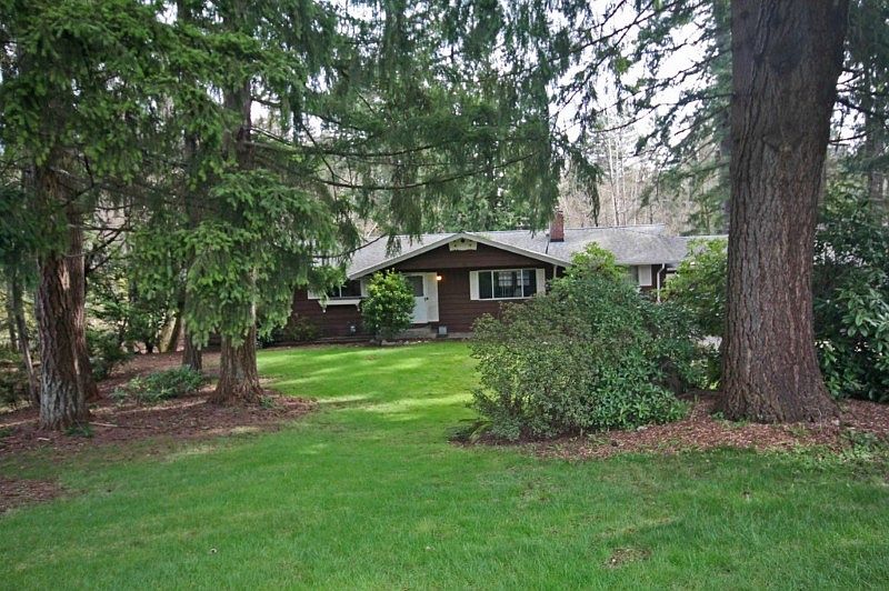 Don't let this pic trick you, TONS of space/storage inside!