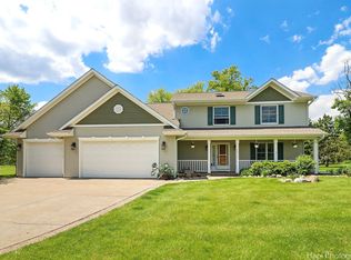 10111 Fox Bluff Ln, Spring Grove, IL 60081