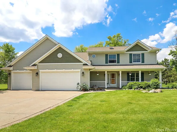 10111 Fox Bluff Ln, Spring Grove, IL 60081