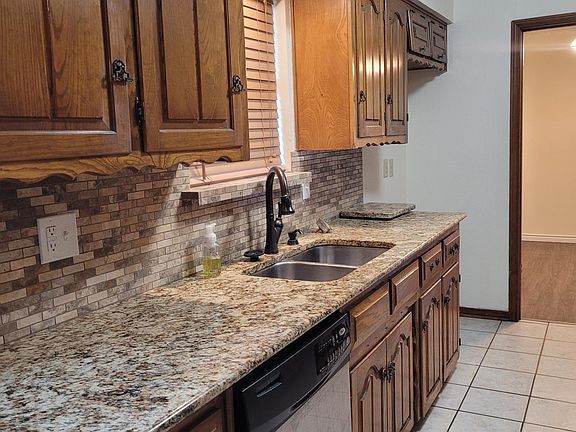 5th image of 722 Little Creek Dr