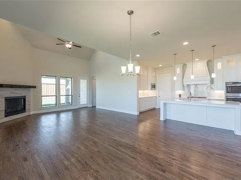 560 Thoroughbred Ave — Photo 12