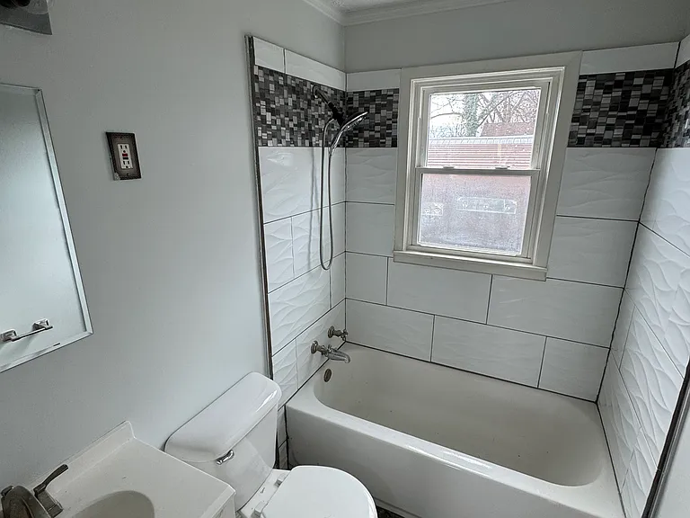 1600 Thornberry Ave — Photo 8