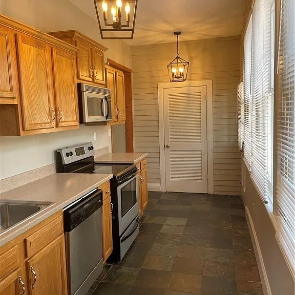 228 E Henry St #A — Photo 3