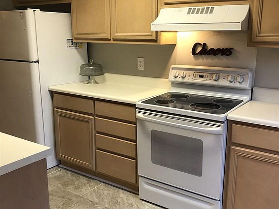 5th image of 7 Heritage Village Ln