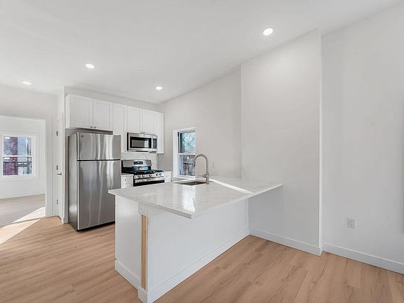 4th image of 306 Varick St #4