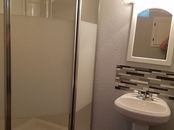 3rd image of 609 S Banyon St