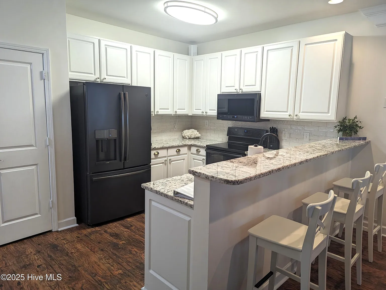 3 bed, 2.0 bath, 1480 sqft, $1,700 — Photo 3
