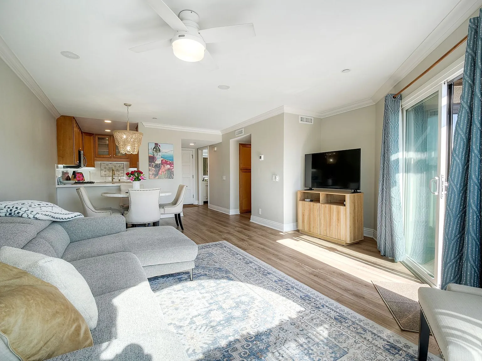 2 bed, 1005 sqft, $5,500 — Photo 2