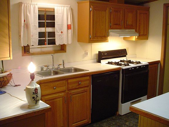 huge kitchen w/center isle