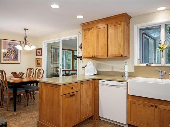 5th image of 151 Hilltop Dr
