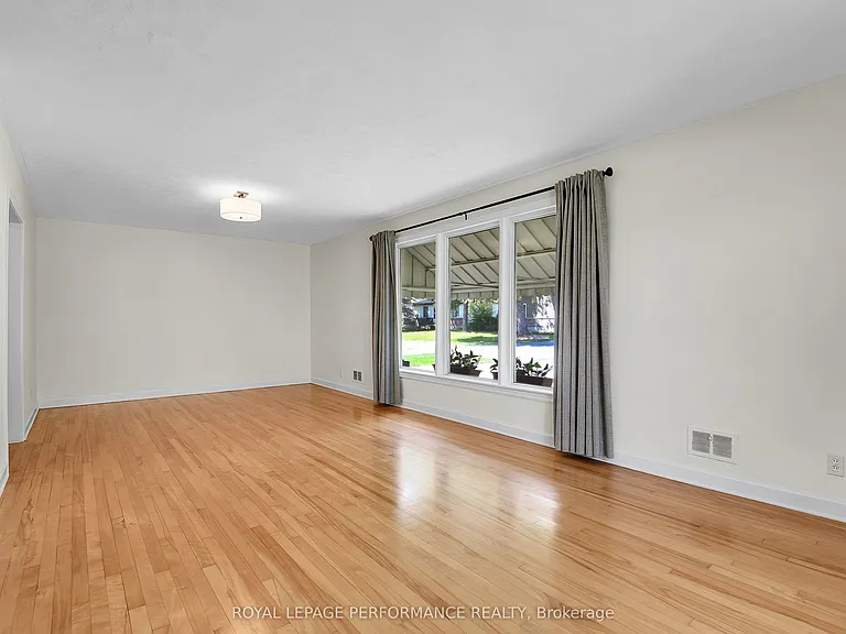 2243 Hillary Ave — Photo 4