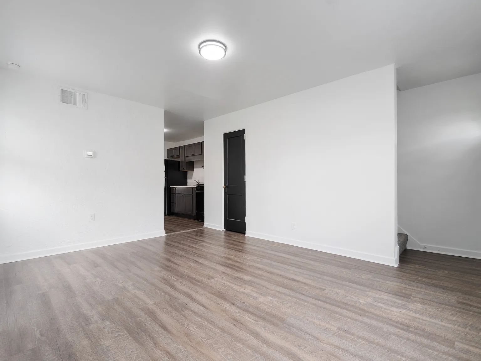 3 bed, 911 sqft, $1,250 — Photo 2