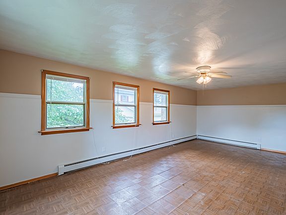 3rd image of 220 Millcreek St