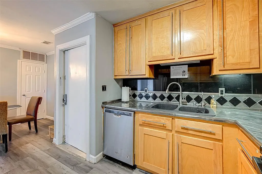 2 bed, 2.0 bath, 1092 sqft, $1,300 — Photo 2