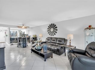 118 Palm Dr APT 15, Naples, FL 34112