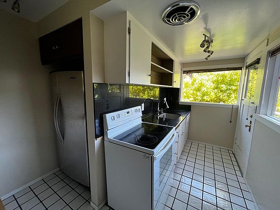 3rd image of 1051 Woodland Ave