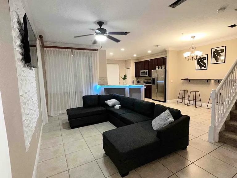 811 Assembly Ct — Photo 2