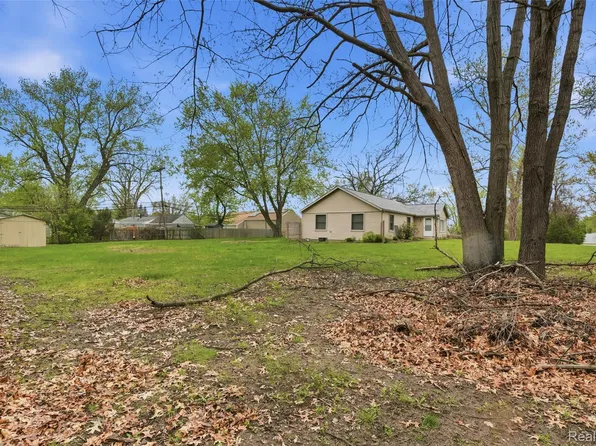 20052 Pine St, Brownstown, MI 48174