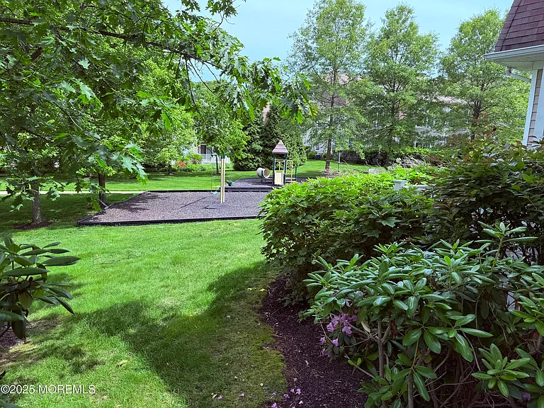 910 Abby Rd — Photo 32