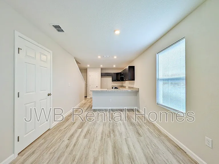 1213 Moat St — Photo 4