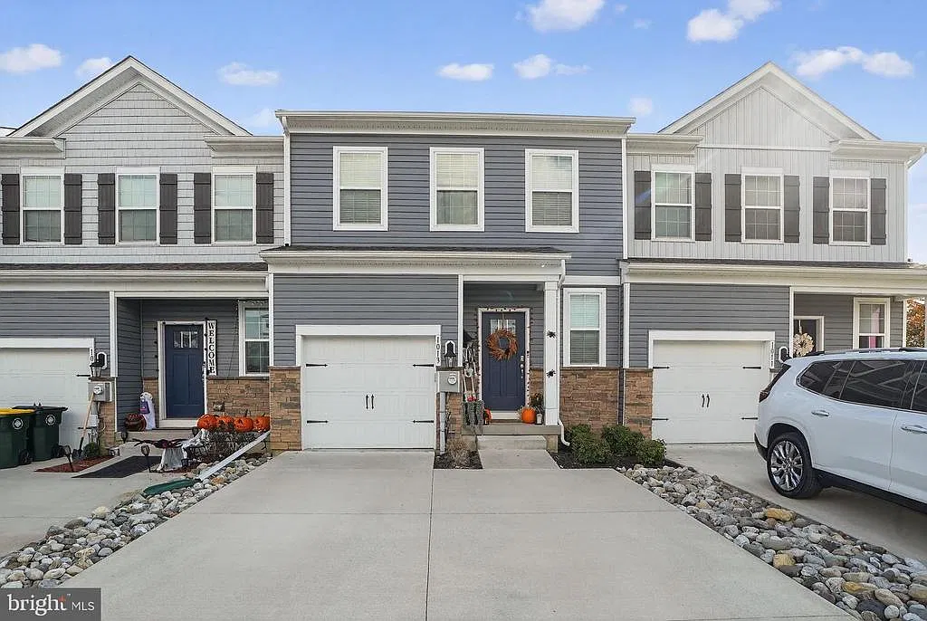 3 bed, 2.5 bath, 2717 sqft, $3,250 — Photo 1