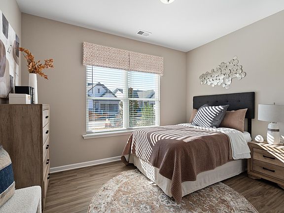 4th image of 513 Lamplight Dr