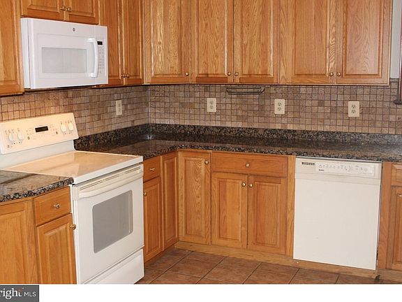 5th image of 123 Bradford Ave