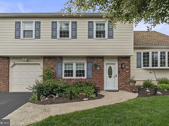 3rd image of 1064 Lincoln Ct